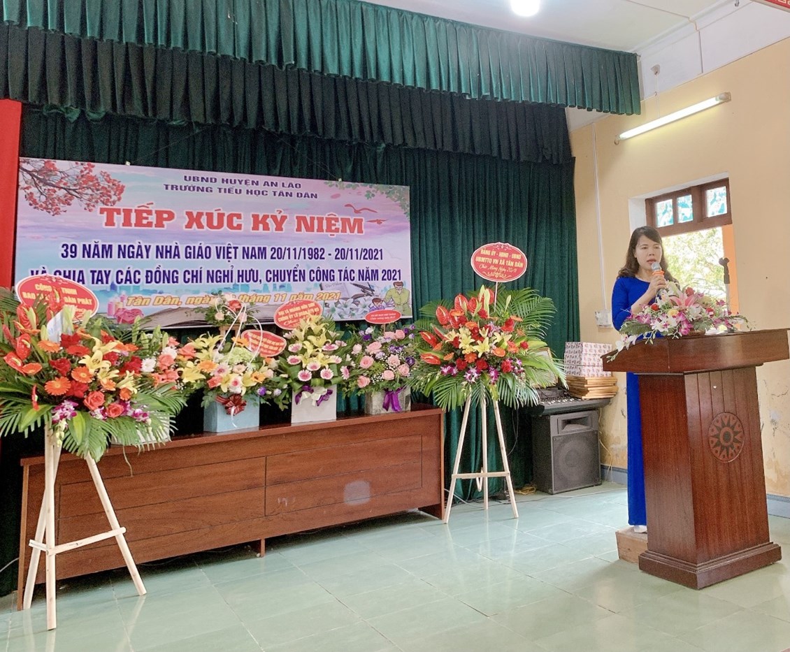 Đ/c Nguyễn Thị Oanh - Hiệu trường nhà trường phát biểu trong buổi lễ