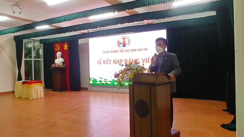 Lễ kết nạp đảng viên mới