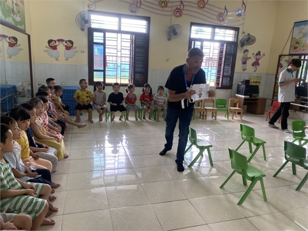 Hoạt động trẻ làm quen với tiếng anh