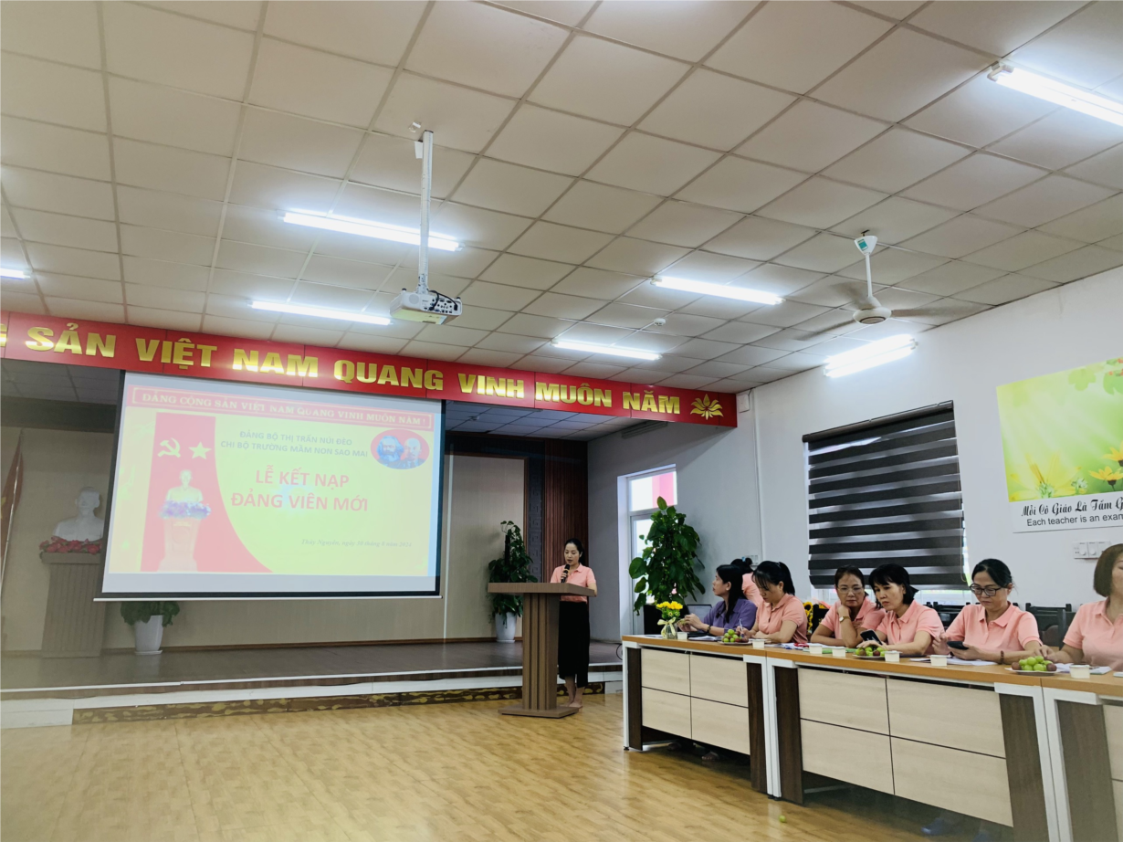 Đ/c Bí Thư Nguyễn Thị Lý đọc Quyết định kết nạp