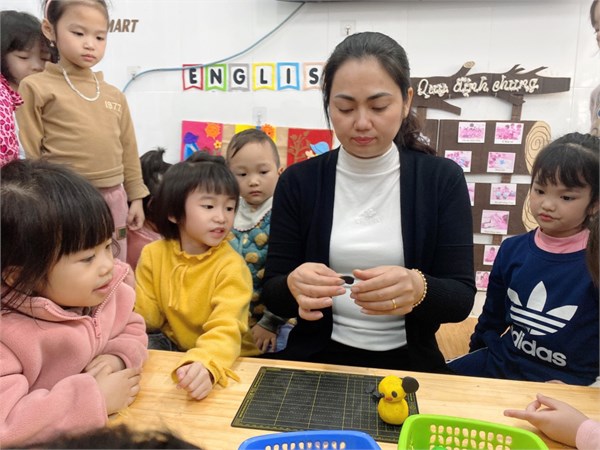 Lớp 4a1- Nặn con gấu tháng 3/2024