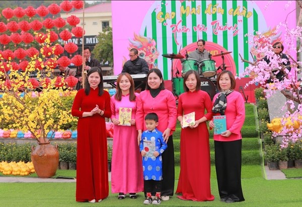 Sao Mai đón chào xuân yêu thương - Hội chợ 2024