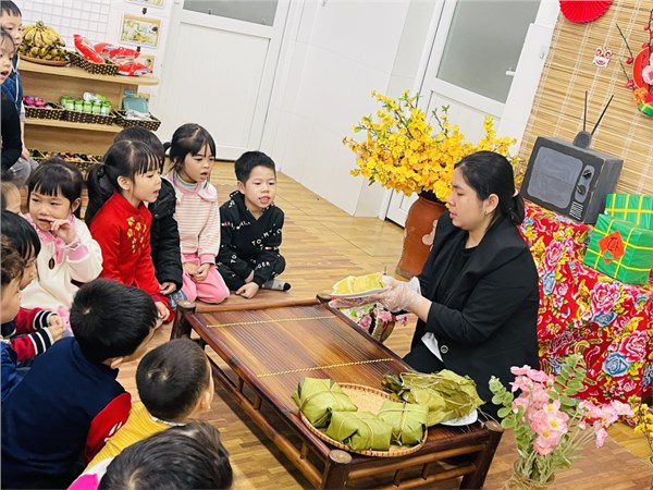 Bé lớp 5A4 khám phá bánh chưng tháng 2/2024