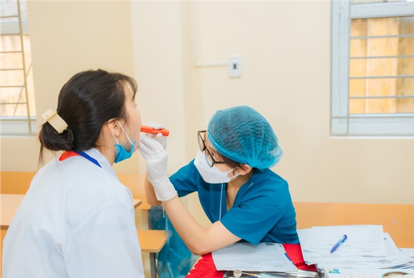 Ảnh học sinh chăm sóc răng miệng