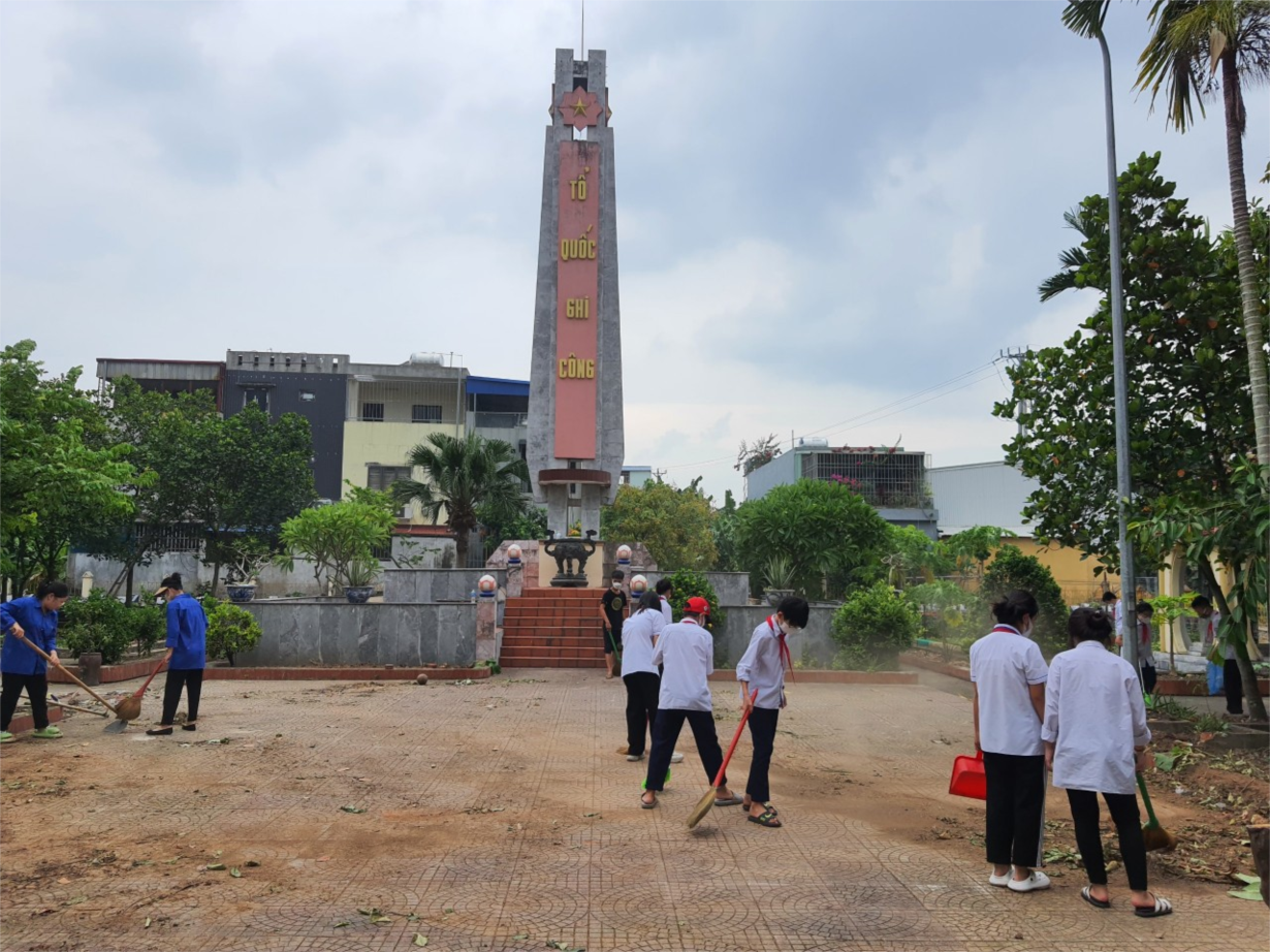 cac-em-hoc-sinh-truong-tham-gia-don-ve-sinh-nghia-trang-liet-si-xa-2_131202411.jpg
