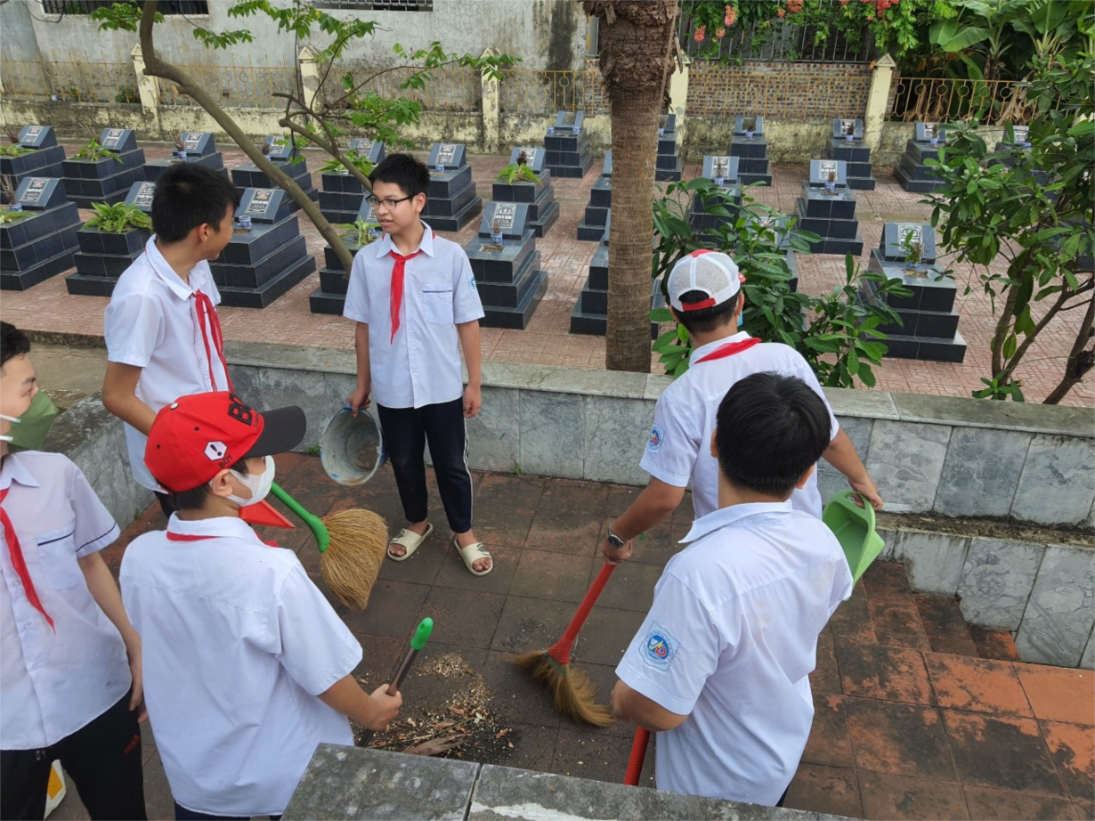 cac-em-hoc-sinh-truong-tham-gia-don-ve-sinh-nghia-trang-liet-si-xa-4_131202411.jpg