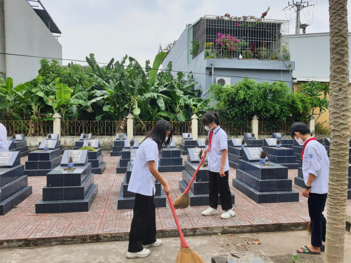 cac-em-hoc-sinh-truong-tham-gia-don-ve-sinh-nghia-trang-liet-si-xa-6_131202411.jpg
