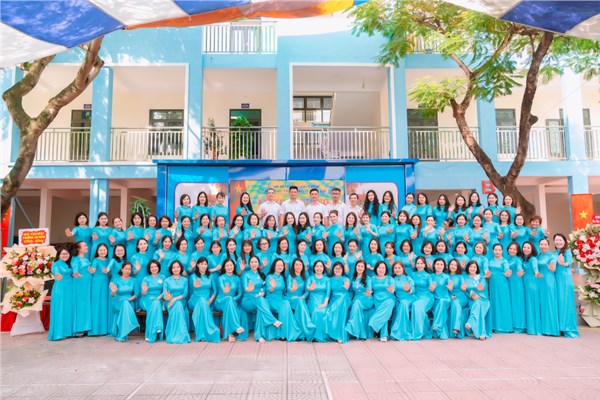 Tập thể giáo viên nhà trường