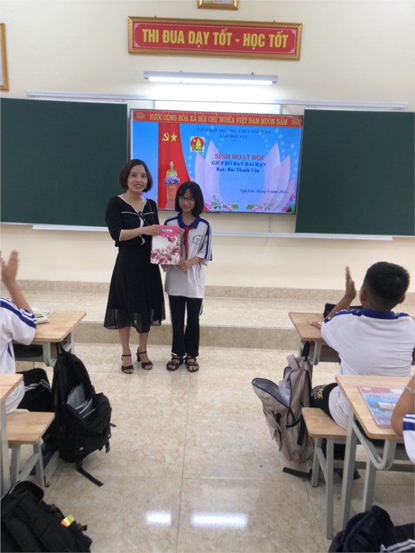 LIÊN ĐỘI TẶNG QUỸ HỖ TRỢ HỌC SINH CÓ HOÀN CẢNH ĐẶC BIỆT KHÓ KHĂN