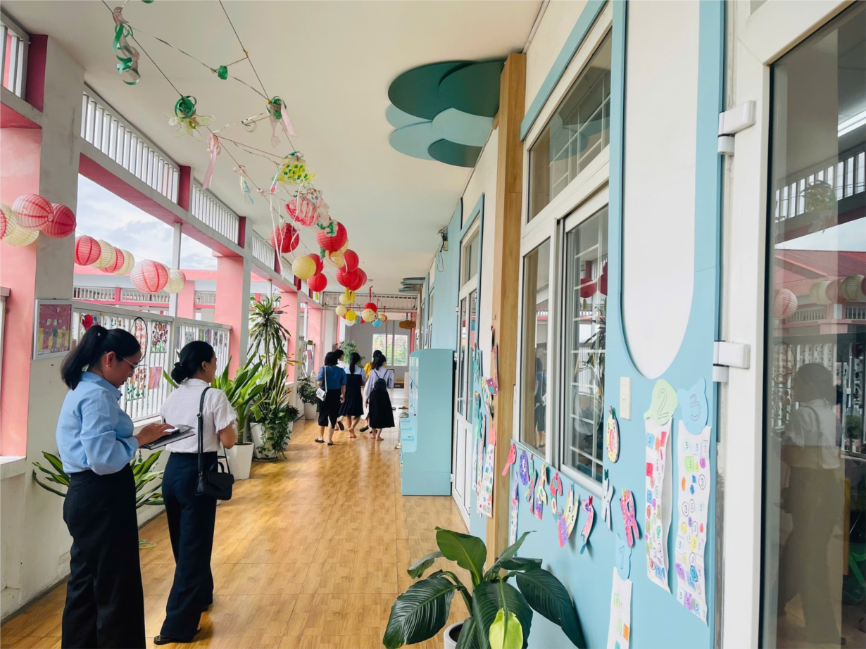 Đoàn thăm quan các khu vực