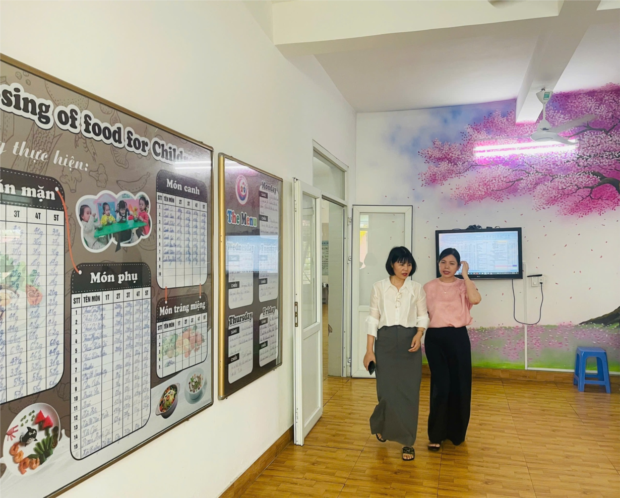 Đ/c Vương Thị Oanh cùng Đ/c Nguyễn Thị Lý - Hiệu trưởng 2 nhà trường thăm quan bếp ăn