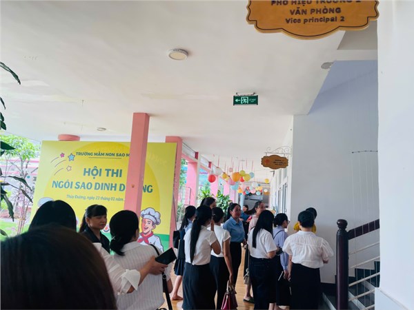 Đoàn di chuyển thăm quan các lớp