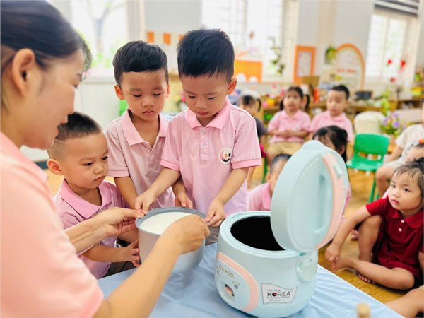 Bạn nào cũng chăm chú xem kết quả mình làm.