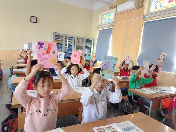 học sinh trường Tiểu học Cấp Tiến vẽ tranh chào mừng ngày nhà giáo Việt Nam 20 - 11