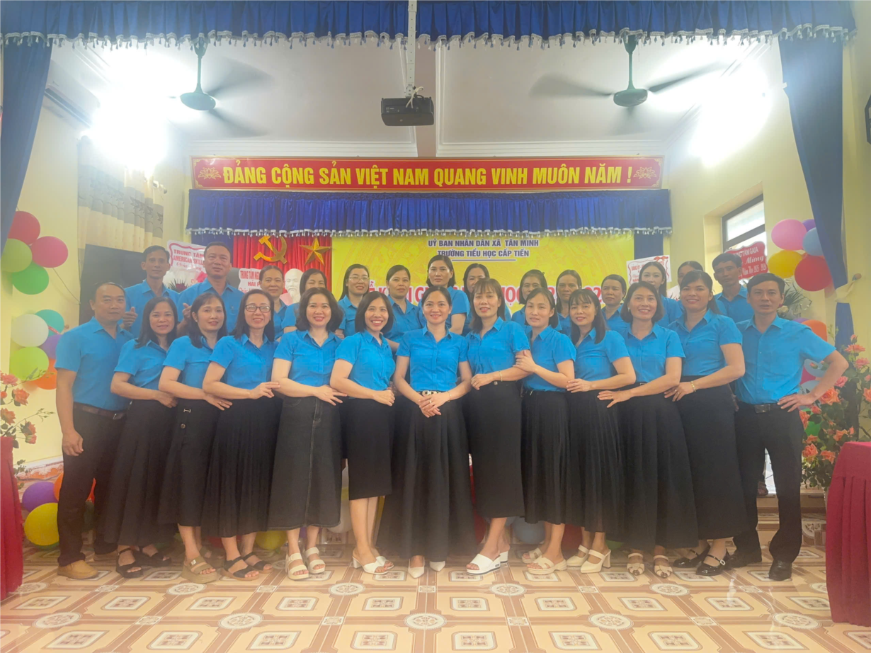 Hội đồng sư phạm Trường Tiểu học Cấp Tiến