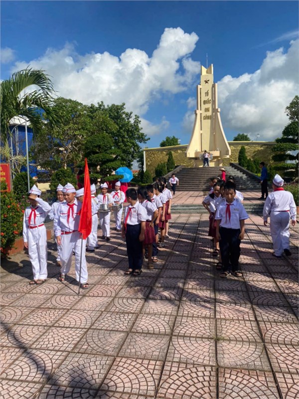 Thăm viếng, chăm sóc Nghĩa trang liệt sĩ xã Đặng Cương năm học 2022-2023