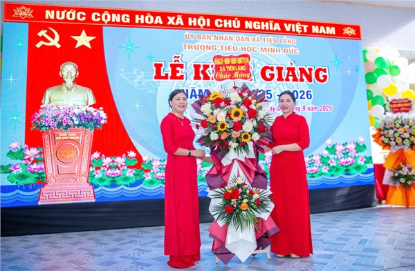 Lãnh đạo tặng hoa.jpg