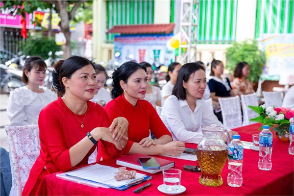 Đại biểu dự khai giảng.jpg