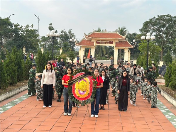 các bé khối 5 tuổi trường mầm non Kiến Quốc viếng nghĩa trang liệt sĩ xã Nghi Dương