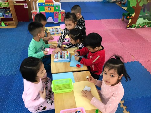 Tổ chức hoạt động phát triển tình cảm và kỹ năng xã hội cho trẻ