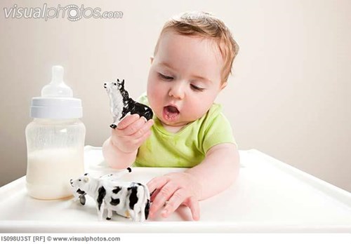 Cha mẹ không nên cho trẻ ăn quá nhiều váng sữa