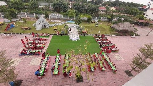  Tiệc buffet của các bé trường Mầm non Bạch Đằng  