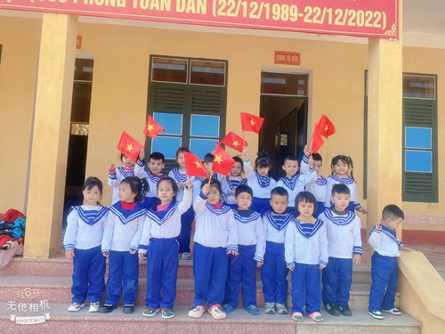 Trường mầm  non Đô Rê Mon tổ chức đến thăm tặng và tặng quà các  cán bộ chiến sĩ tiểu đoàn 71 nhân kỷ niệm ngày thành lập quân đội nhân dân Việt Nam 22-12..