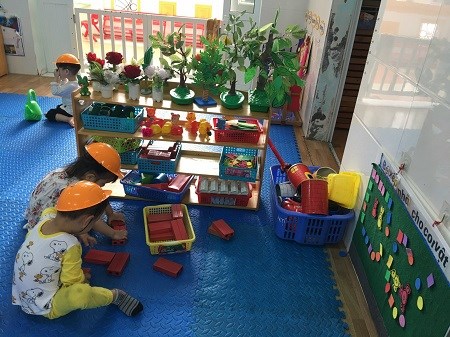 Hoạt động vui chơi của các bé lớp nhà trẻ cơm thường .