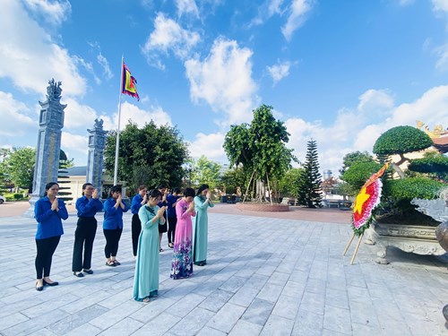 Sáng ngày 25/7, tại Đền Liệt sĩ quận Lê Chân, tập thể trường MN Kênh Dương trang nghiêm, thành kính dâng hương, tưởng nhớ, biết ơn vô hạn, đời đời khắc ghi công ơn to lớn các anh hùng liệt sĩ!