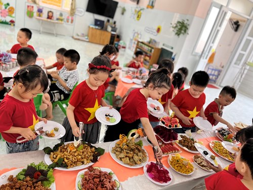 Tiệc buffet các bé lớp 4 tuổi B4