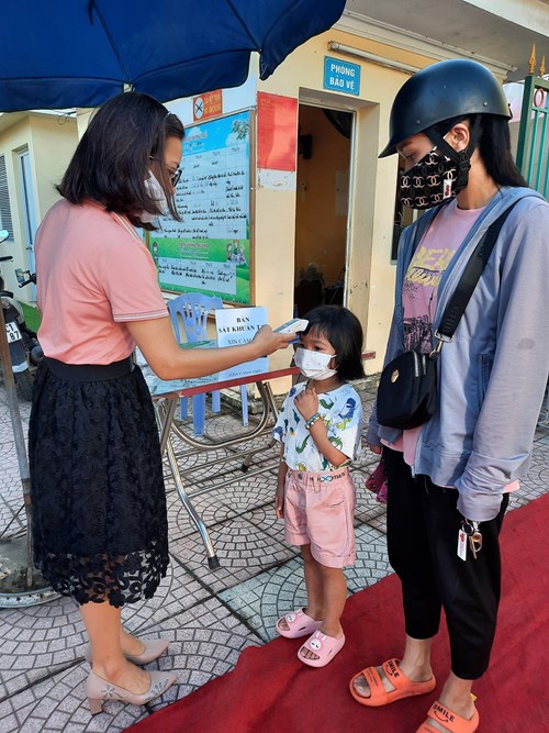 Nhà trường thực hiện nghiêm túc công tác phòng chống dịch Covid-19 khi trẻ đến trường.