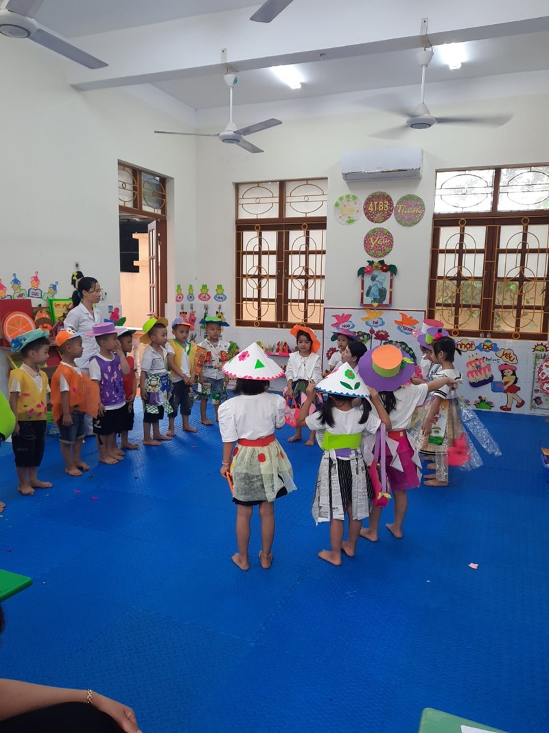 Thiết kế thời trang từ nguyên vật liệu phế thải