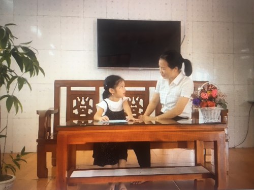 Hướng dẫn trẻ 3 tuổi làm ống nhòm