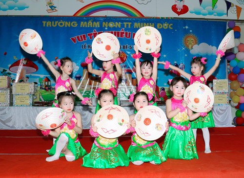 Trường Mầm non Minh Đức tổ chức liên hoan tết thiếu nhi và lễ ra trường cho bé 5 tuổi.