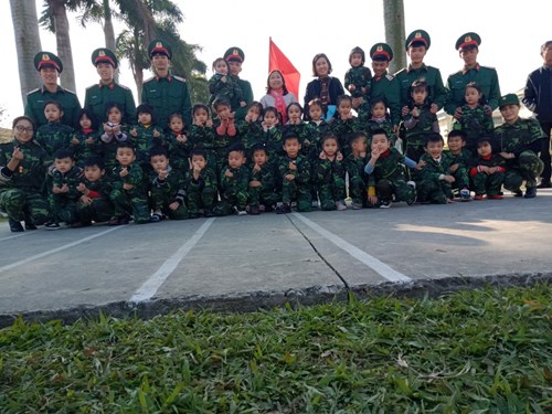 Hoạt động ngoại khoá: Thăm quan doanh trại bộ đội của cô và trò trường mầm non Vĩnh Long