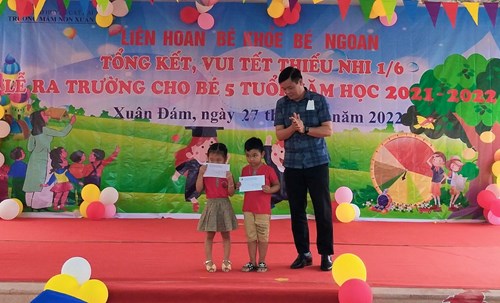Nhân dịp tết thiếu nhi 01/6/ 2022, UBND, Hội Nông dân, Hội cựu chiến binh và Đoàn thanh niên xã Xuân Đám có 4 xuất quà tặng các cháu có hoàn cảnh