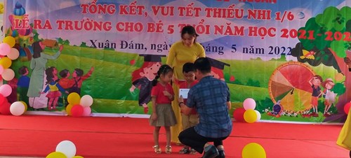  Hội Nông dân, Hội cựu chiến binh và Đoàn thanh niên xã Xuân Đám có 4 xuất quà tặng các cháu có hoàn cảnh khó khăn; Nhân ngày 01/6/2022