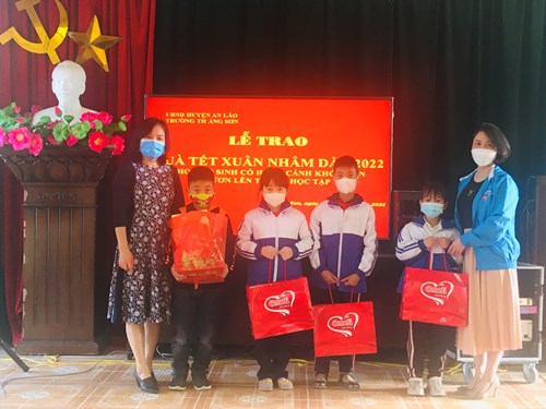 Trao quà cho học sinh khó khăn nhân dịp Xuân Nhâm Dần