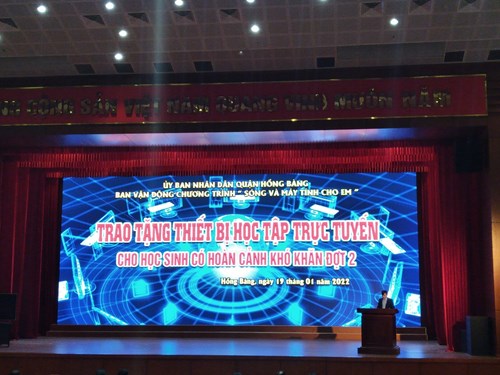 Trao tặng thiết bị học tập trực tuyến cho học sinh có hoàn cảnh khó khăn