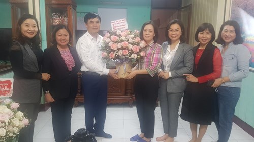 Đ/c Phạm Văn Đoan - Phó bí thư Quận uỷ - Chủ tịch HĐND quận Hồng Bàng thăm và tặng quà gia đình cô giáo Nguyễn Thị Nhự.