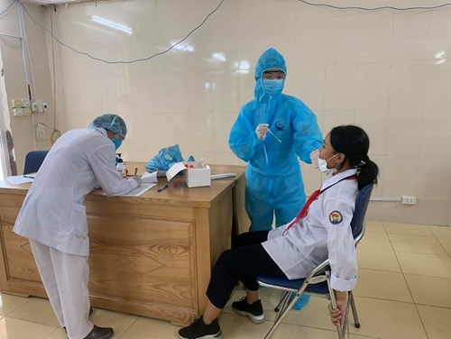 Lấy mẫu xét nghiệm cho 52 em học sinh Trường THCS Ngô Gia Tự