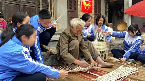 Trải nghiệm làng nghề truyền thống chính mỹ - thủy nguyên của các em học sinh lớp 6 – trường thcs nguyễn bá ngọc