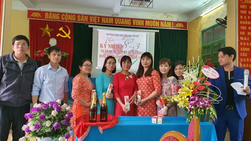 Acông đoàn 
với công tác chăm lo đời sống vật chất, tinh thần cho cán bộ, giáo viên, nhân viên trong trường.
