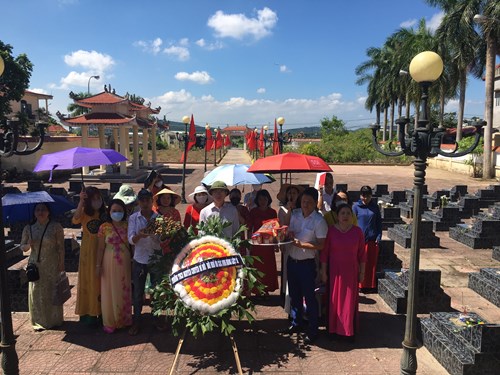   GV  Trường THCS NCM tưởng  nhớ các anh hùng liệt sĩ đã ngã xuống hi sinh vì đất nước.