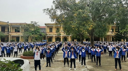 Hs tâp thể duc giữa giờ trong giờ ra chơi.