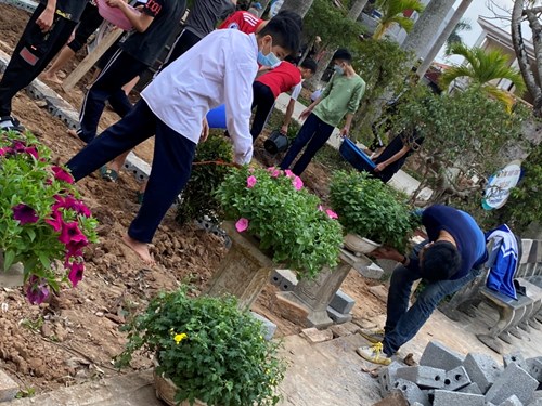 Trường THCS Quốc Tuấn cải tạo vườn  trường, trồng hoa đón Tết
