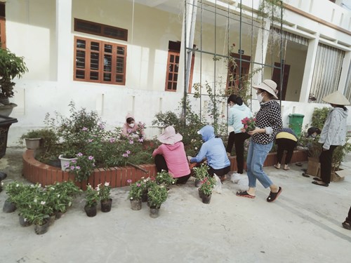 Chi đoàn giáo viên trường THCS Quốc Tuấn trồng hoa làm đẹp vườn trường! 