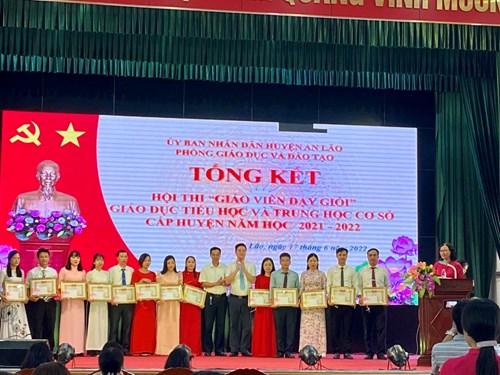 Vinh danh giáo viên đạt giải cao trong hội thi giáo viên gỏi năm học 2021-2022