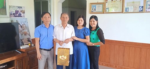 Tri ân những người có công 