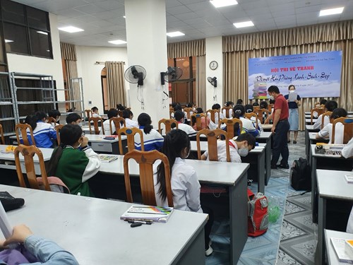 học sinh trường THCS Trường Thọ tham gia cuộc thi vẽ tranh theo sách báo năm 2022 của thành phố